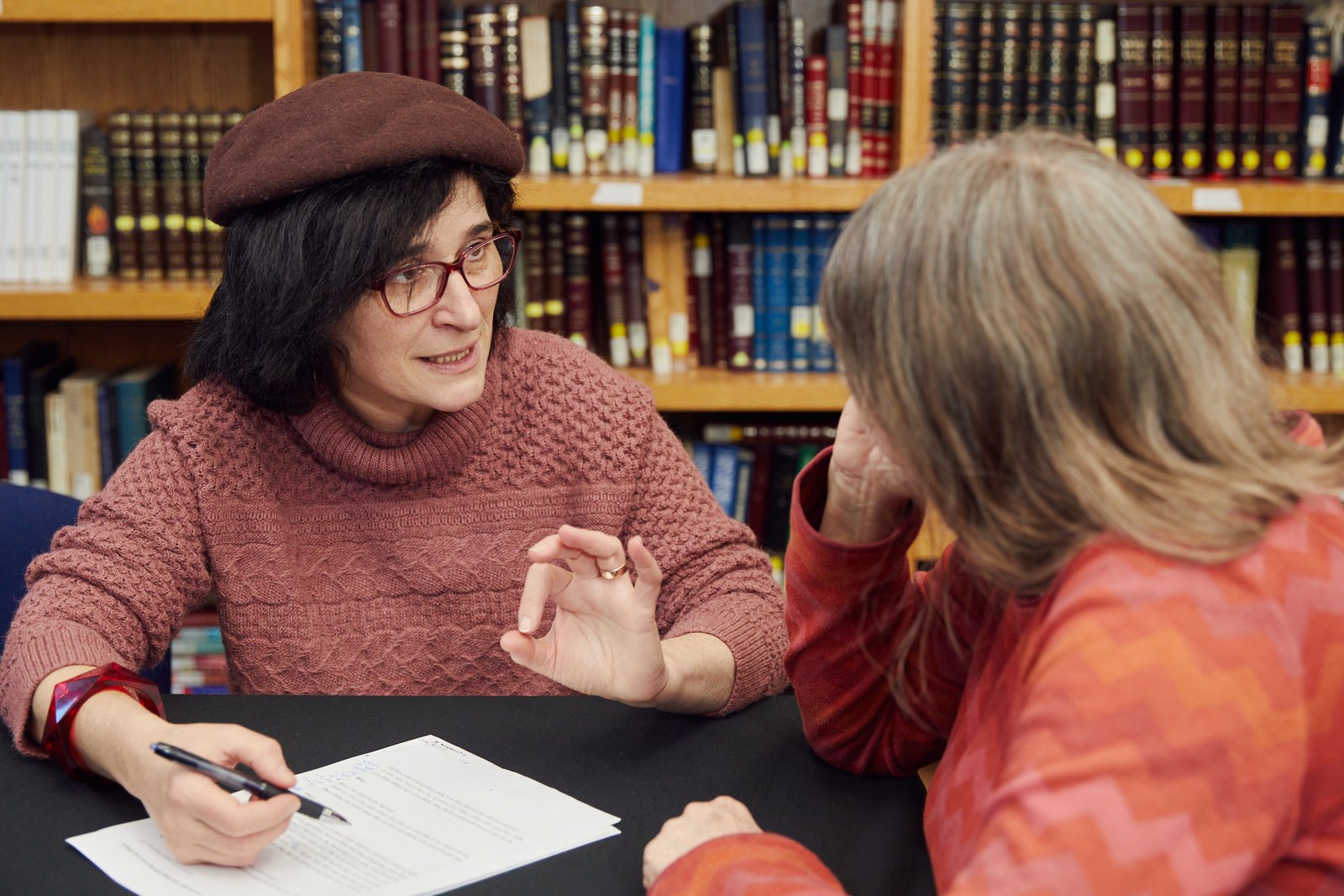 Ágnes Vető in conversation with a student at Yeshivat Maharat.